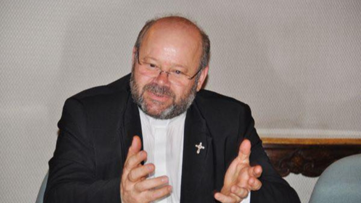 L'ictus dopo la lezione e il lungo ricovero: la comunità piange "Don Dino" - 