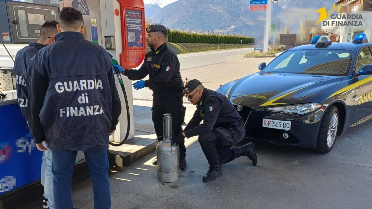 Erogavano meno carburante di quanto scritto sul display: sequestrate 10 pompe | VIDEO - 