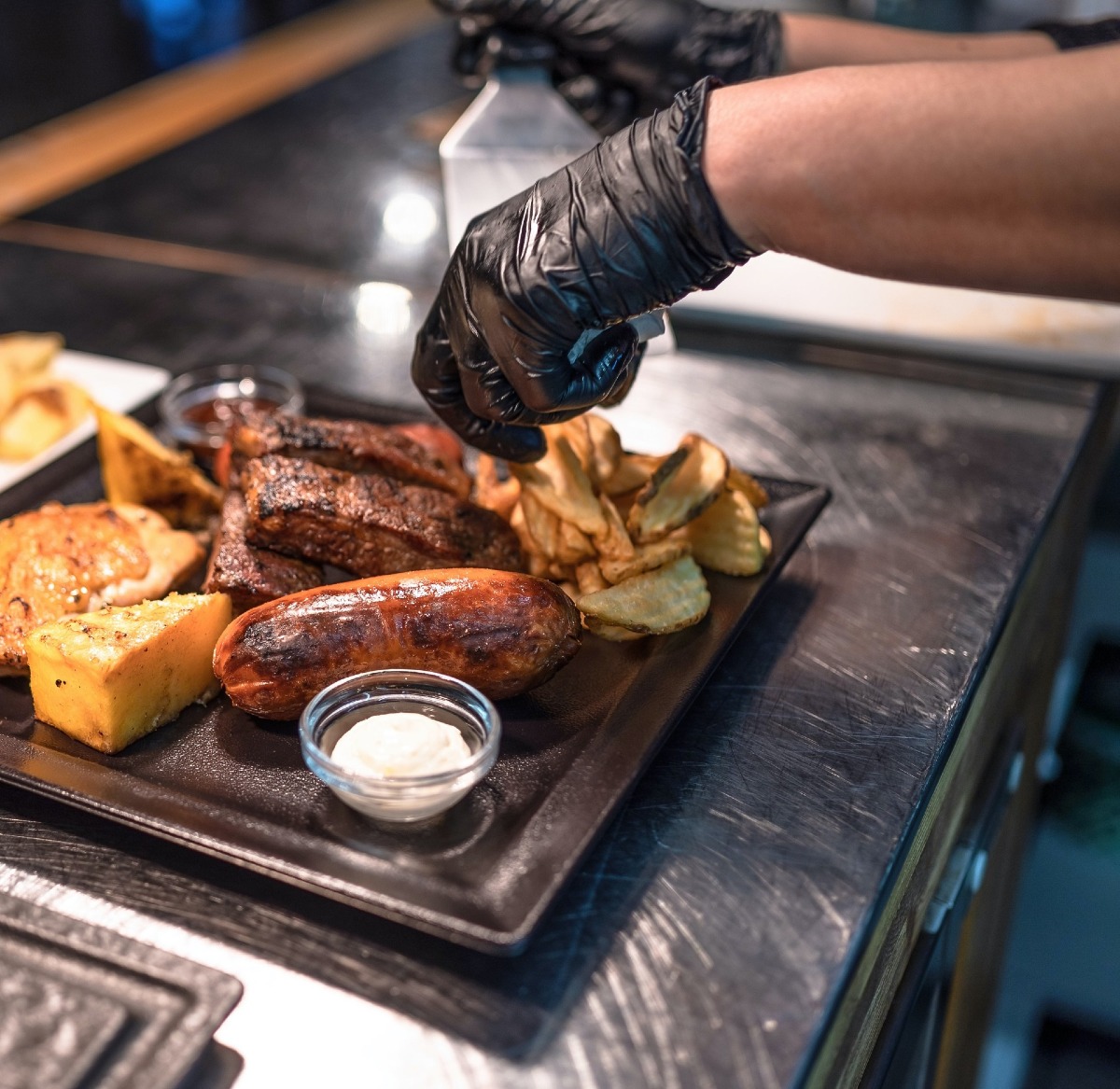 Carboni Ardenti arriva a Caorle: inaugurazione il 3 aprile tra brace e cocktail - 