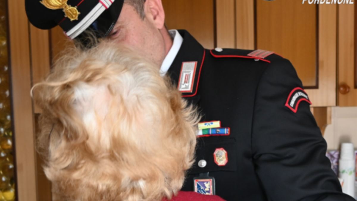 L'auto noleggiata a Napoli e poi la truffa in Friuli, ma vengono arrestati a Tricesimo - Una foto ritraente il momento in cui sono stati restituiti all'anziana i beni che le erano stati sottratti 