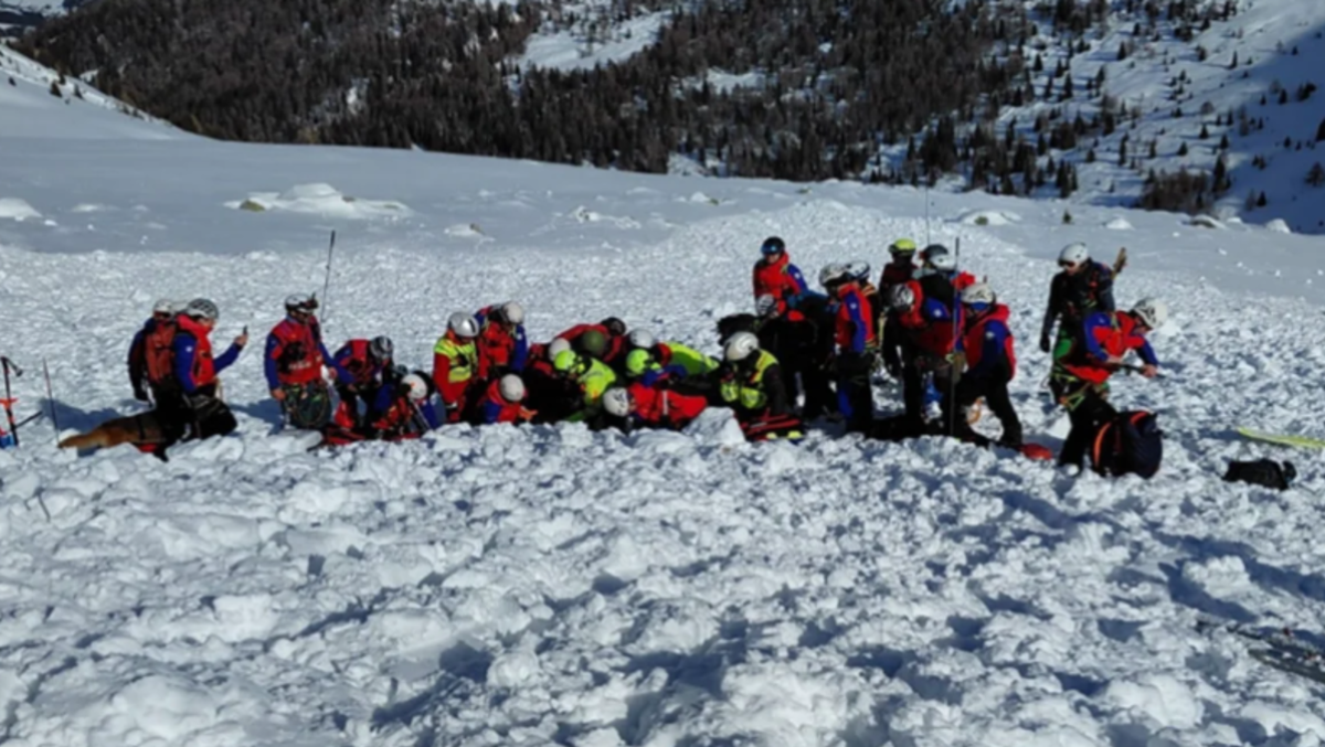 Valanga travolge 25 persone: sale ancora il numero delle vittime - 