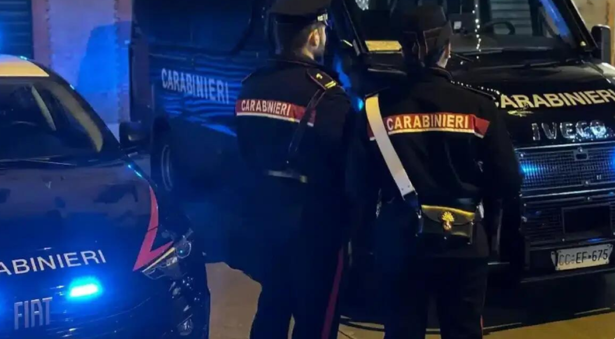 «Un uomo sta camminando sui tetti delle case», poi la scoperta: era un ladro (ubriaco)