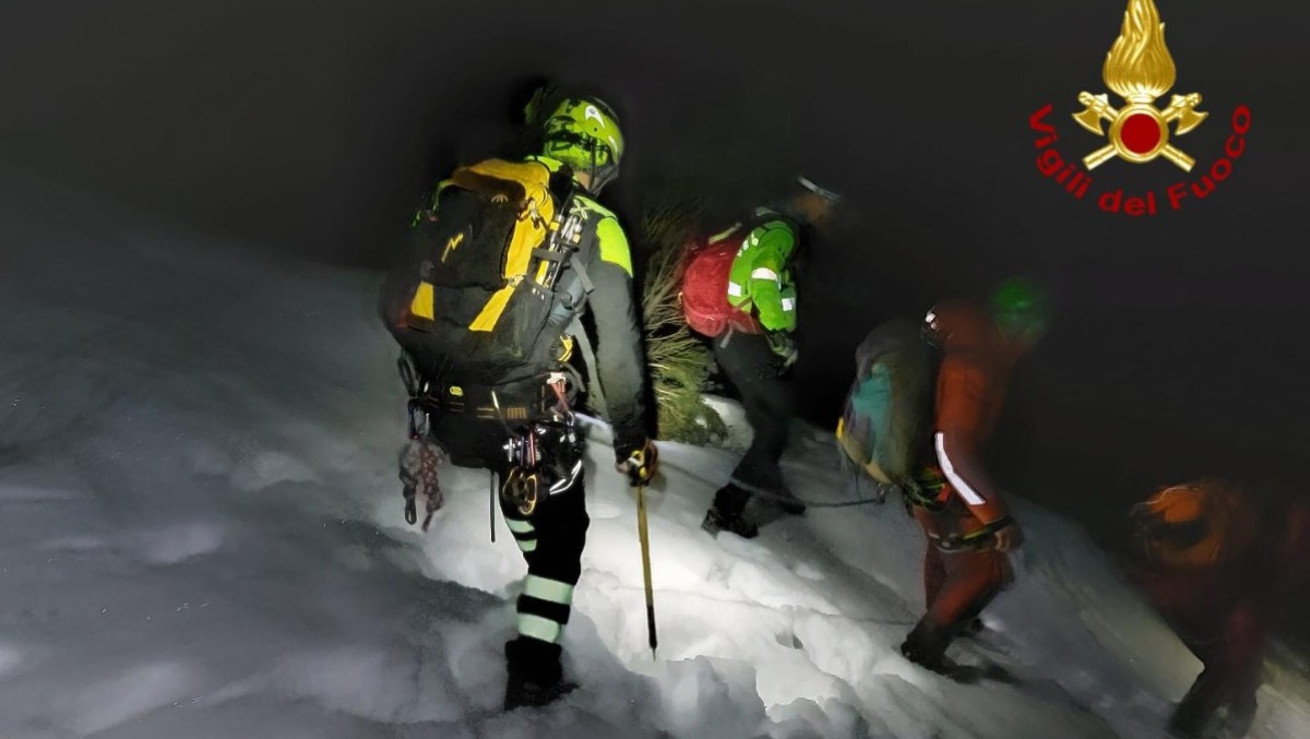 Bloccati in auto nella neve: escursionista e il suo cane recuperati sul Montasio - 