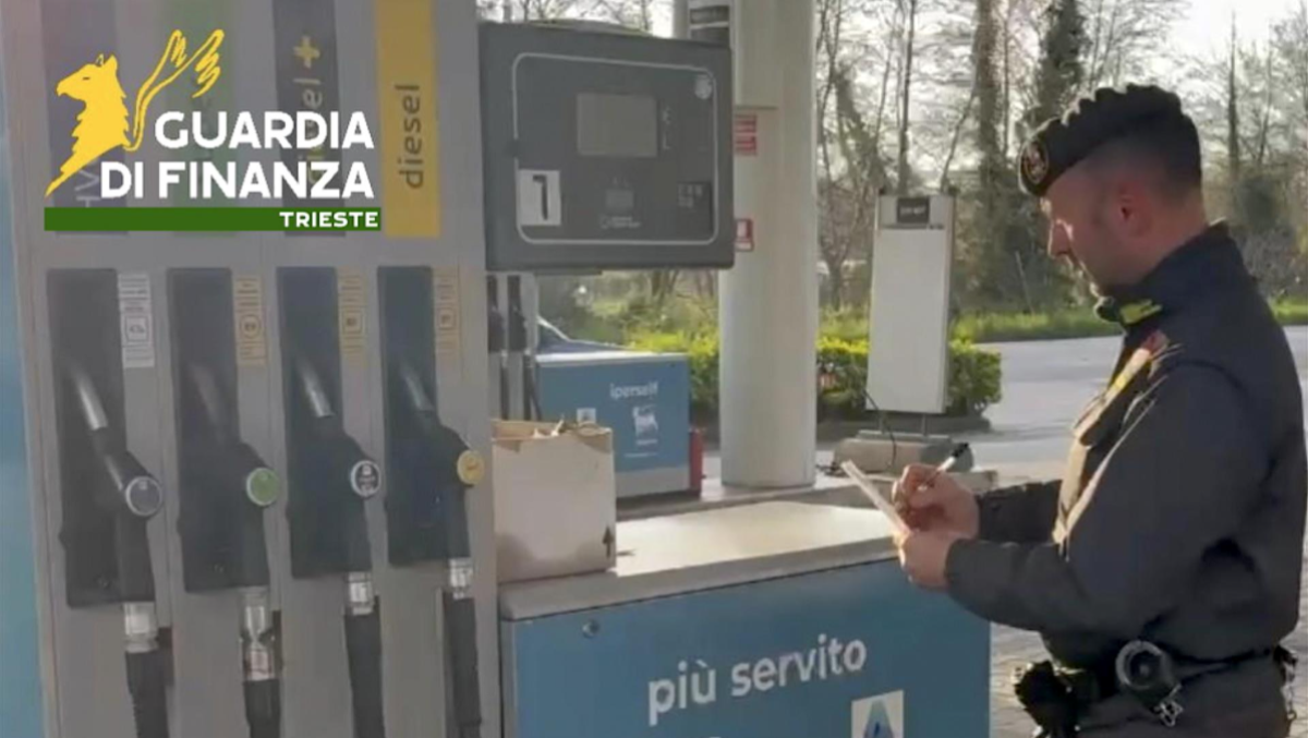 Non comunicavano i prezzi del carburante: sanzionati due distributori in FVG - 