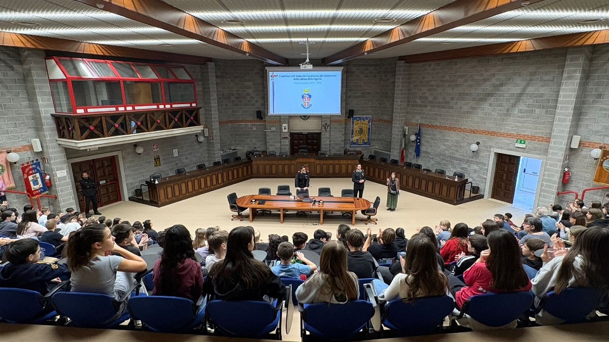 Bullismo, social e droga: i Carabinieri incontrano gli studenti a Cordenons - 