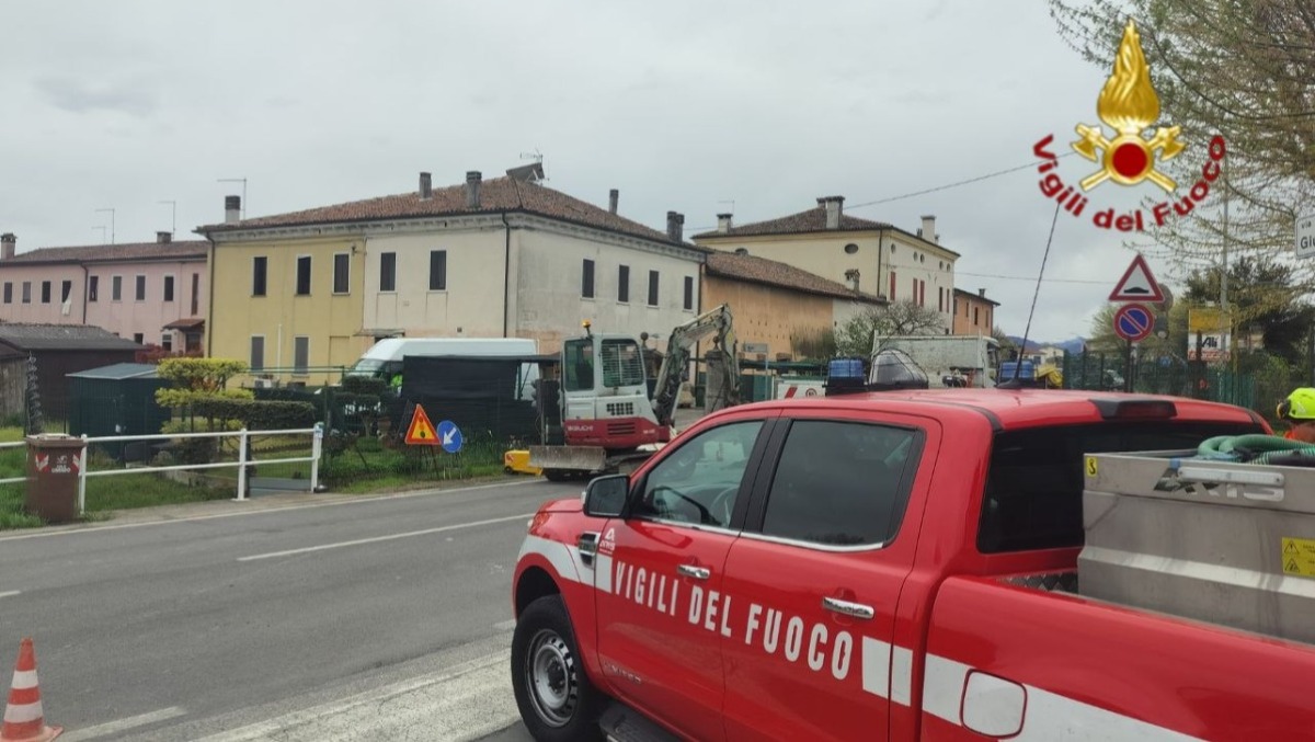Fuga di gas durante i lavori: evacuate 8 famiglie, strada chiusa  - 