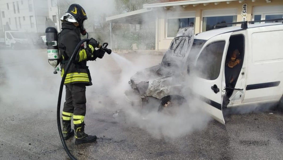 Furgoncino in fiamme al distributore: attimi di paura | FOTO - 