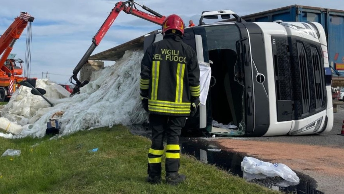Camion si ribalta: autista incastrato nella cabina, traffico in tilt  - 