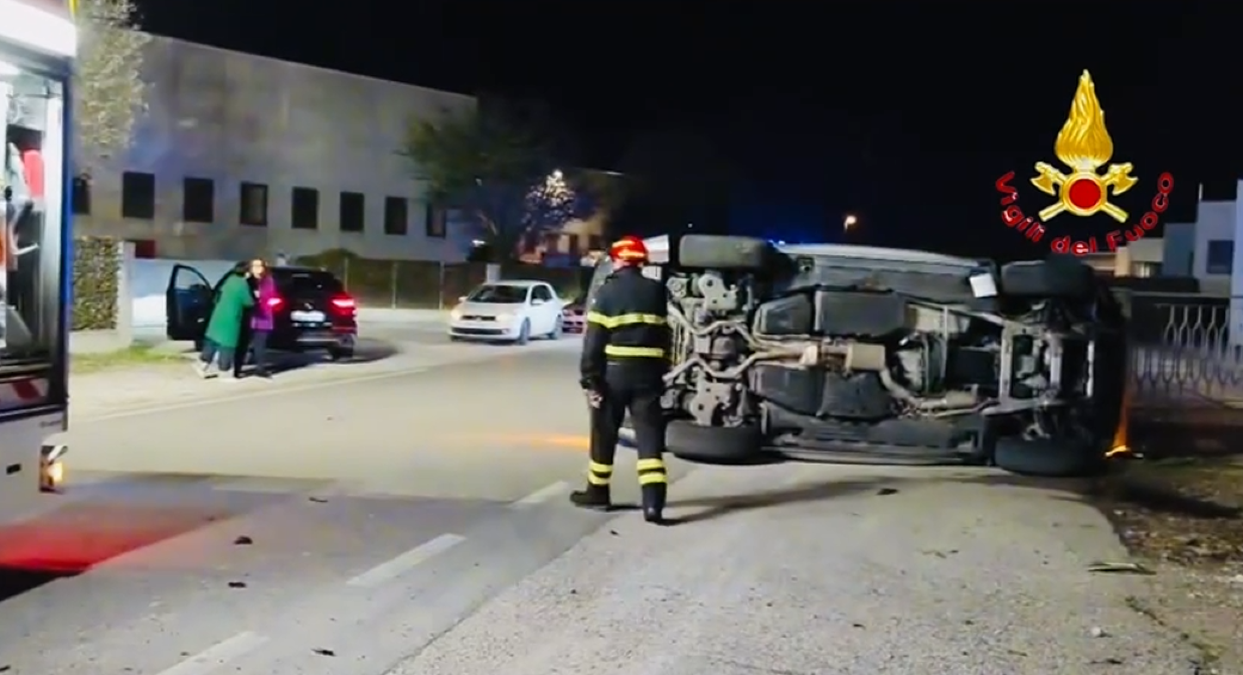 Perde il controllo dell’auto e finisce fuori strada ribaltata | VIDEO - 
