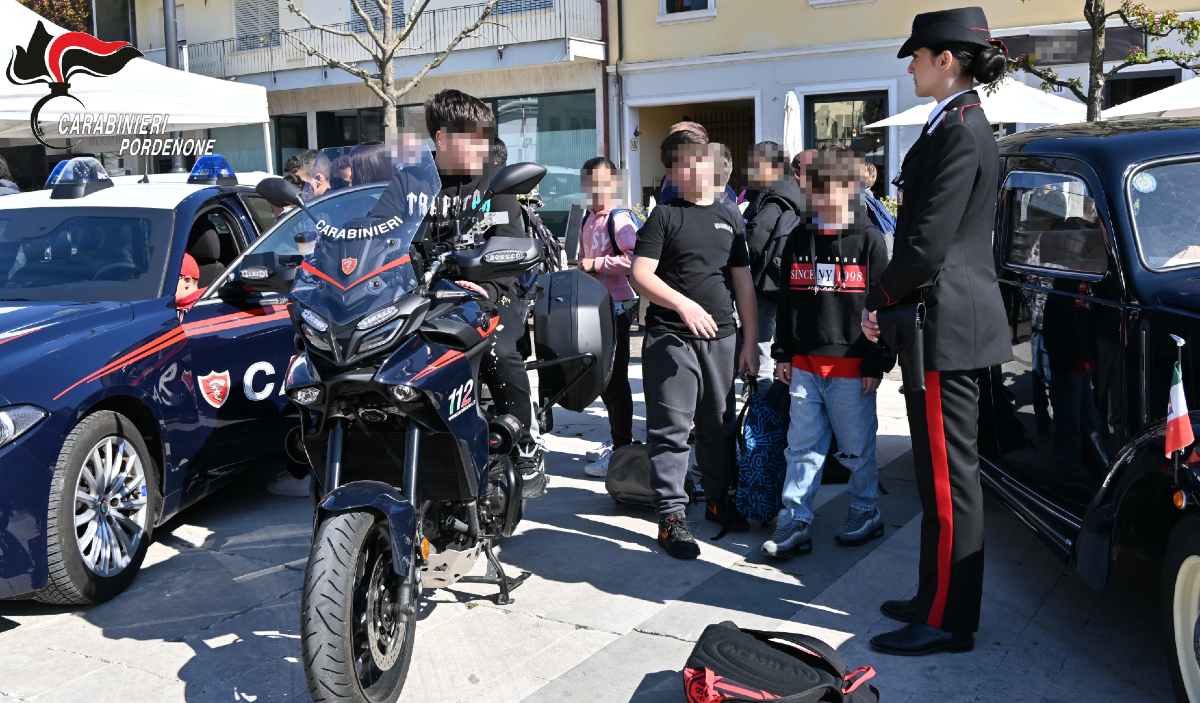 Carabinieri protagonisti ad Azzano Decimo: studenti a lezione di legalità e sicurezza | FOTO - 