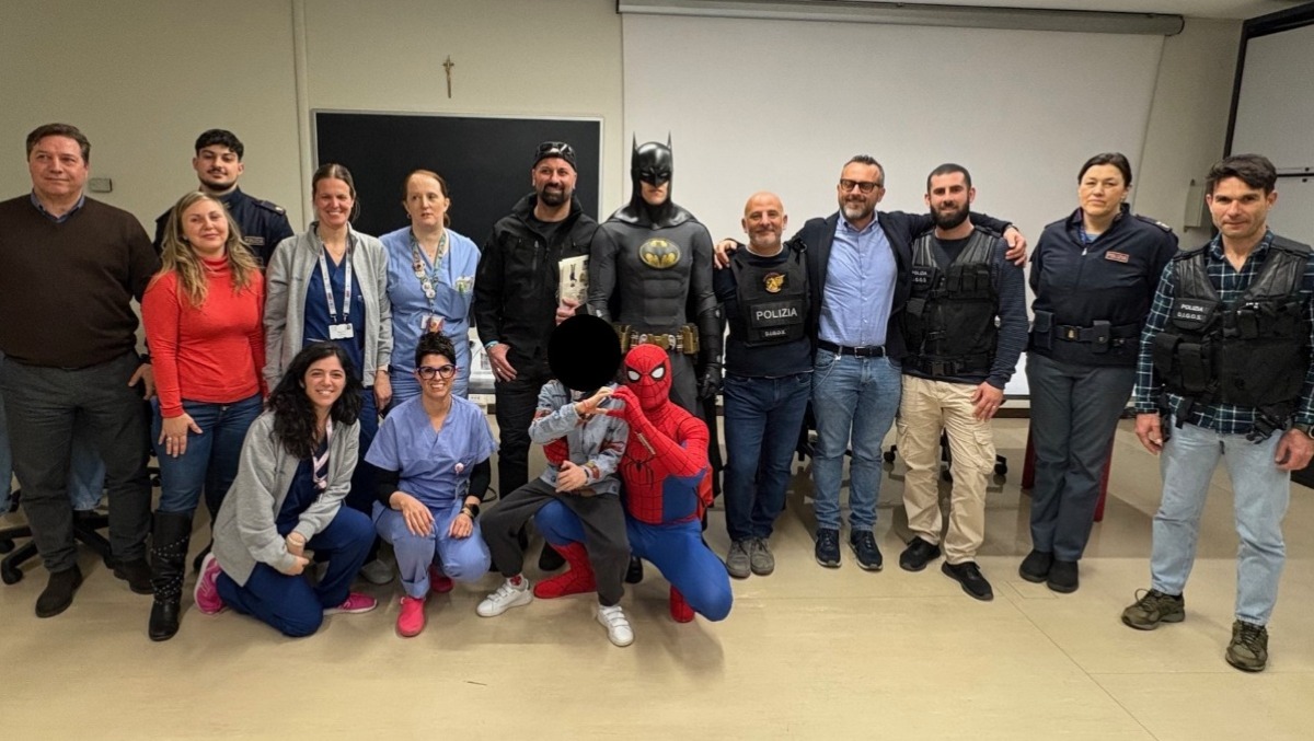 Magia in pediatria a Udine: sorrisi ed emozioni grazie ai “supereroi” e alla Polizia - 