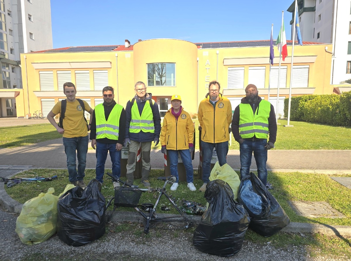Pulizia straordinaria a Pordenone: tra i rifiuti spunta anche una bici e un portafoglio
