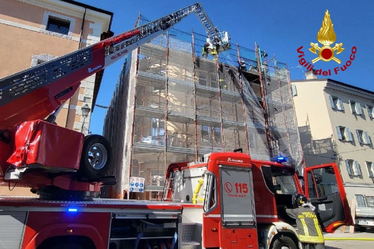 Incendio in uno stabile di 5 piani: evitata la tragedia grazie ai soccorsi | FOTO