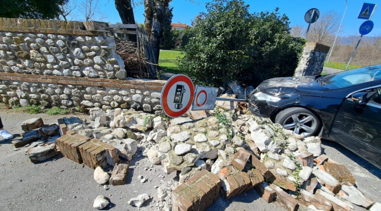 Schianto tra due auto all’incrocio: una esce di strada e sfonda un muro - 