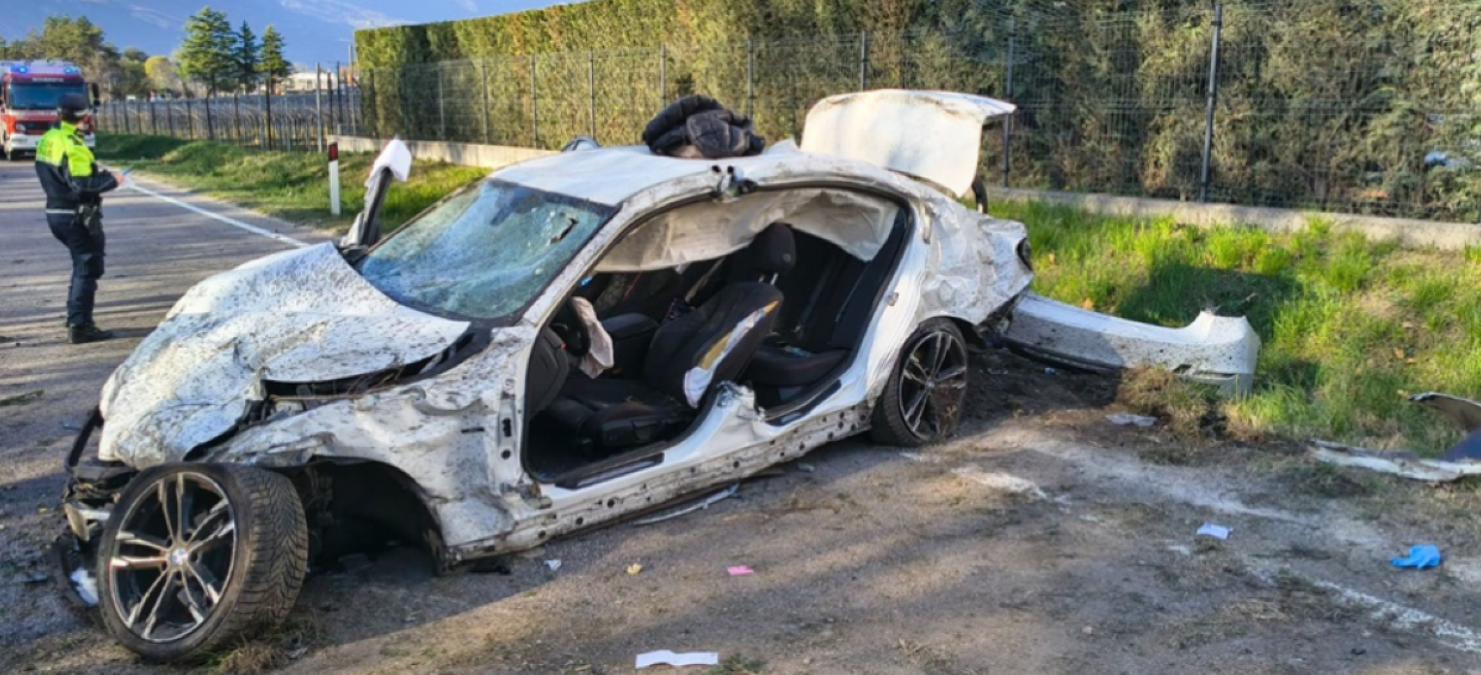 Spaventoso incidente: perde il controllo dell’auto e si schianta, 4 ragazzi in ospedale - 