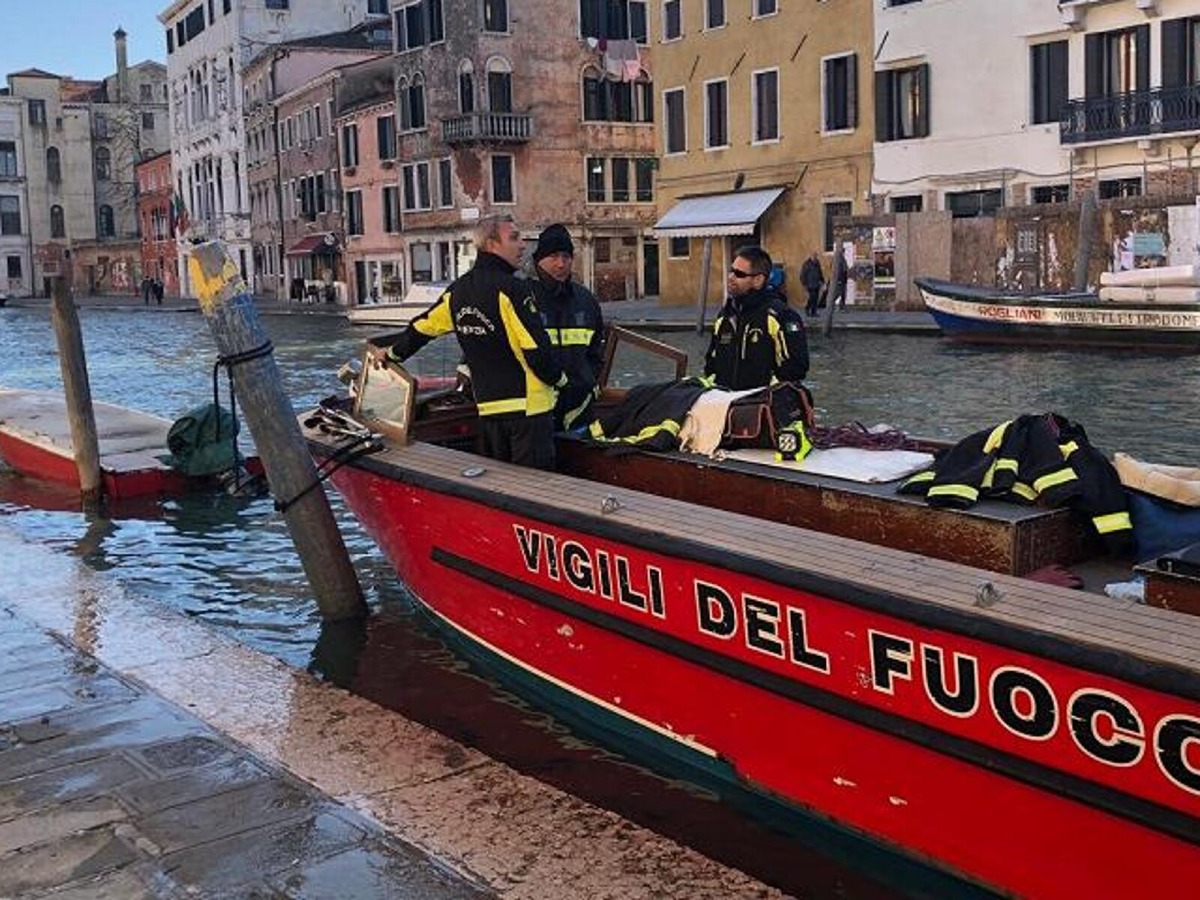 Barca centra una briccola in laguna: uomo in terapia intensiva - 