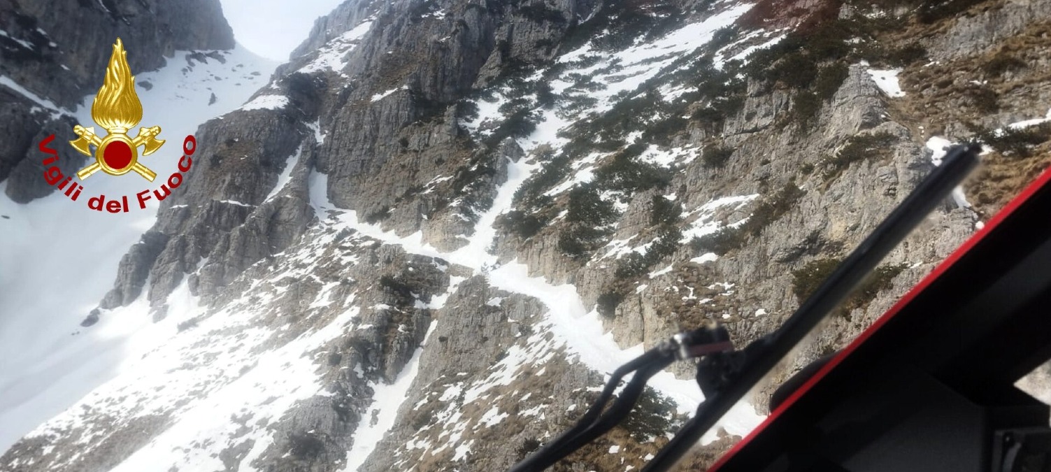 Escursionista lo afferra prima che cada nel vuoto: due giovani recuperati in quota | VIDEO - 