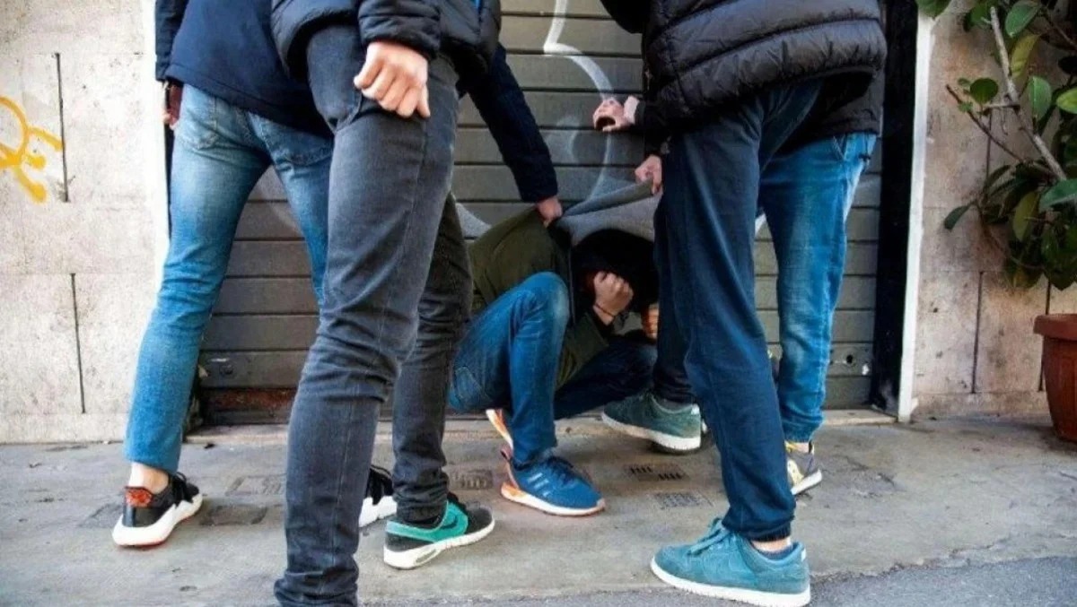 Guerriglia con bastoni, spranghe e coltelli al Civiform: diversi feriti - 