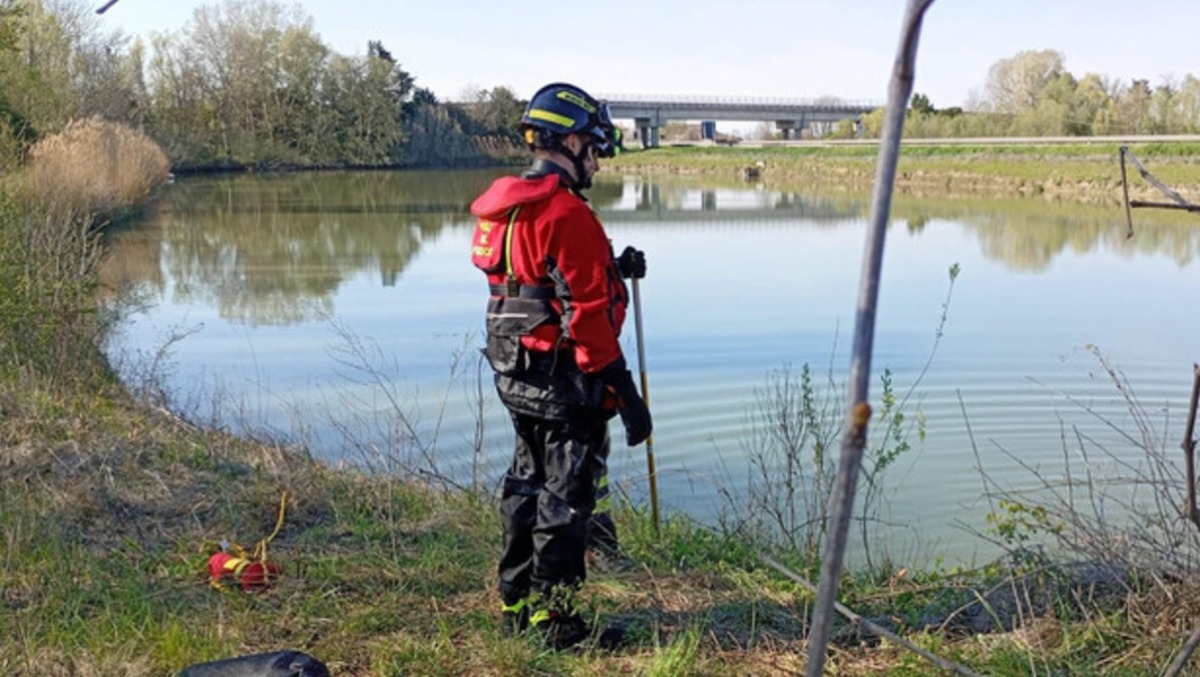 Mamma e bimbo morti nel laghetto: «dietro la tragedia i contrasti in famiglia»