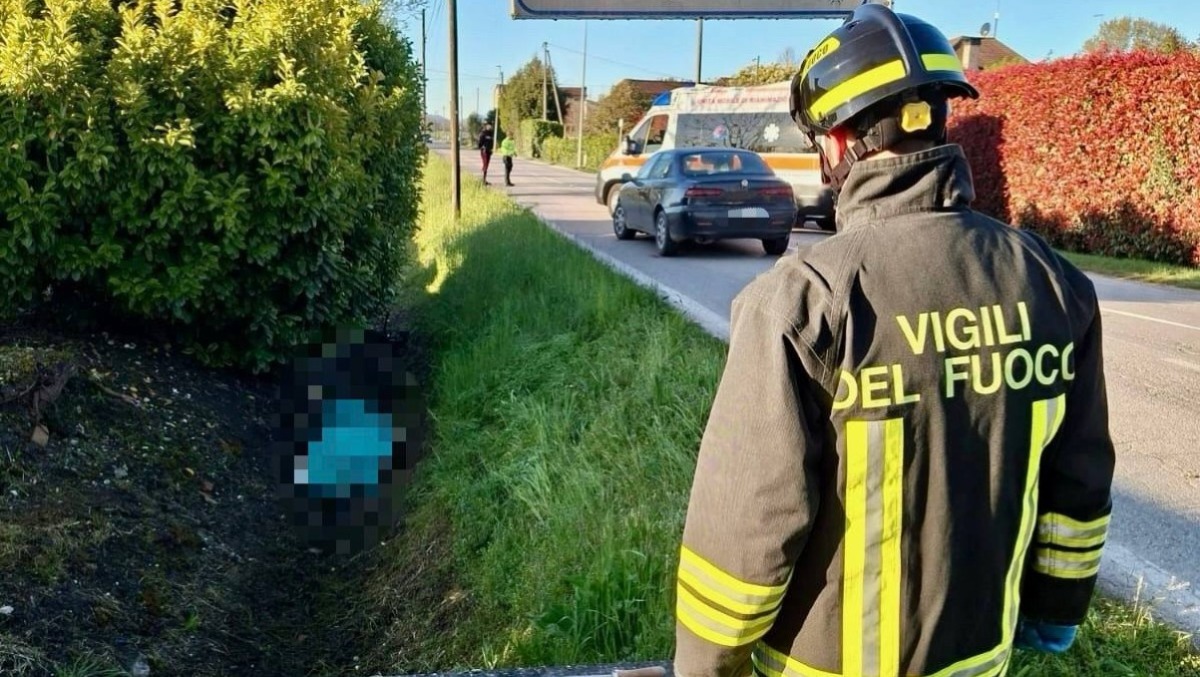 Scontro fatale auto-bici, ciclista sbalzato nel fosso: morto - 