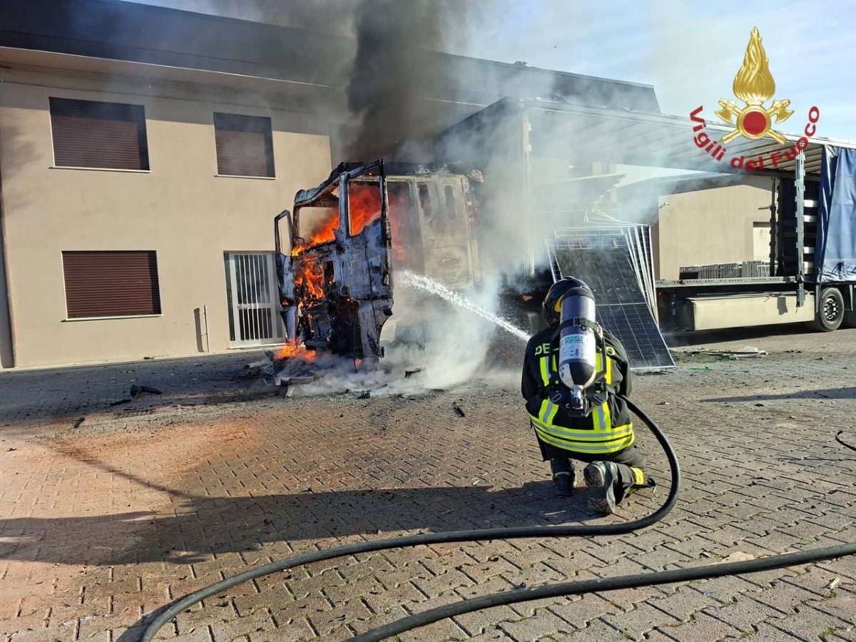 Paura in azienda: camion carico di pannelli fotovoltaici in fiamme | VIDEO - 