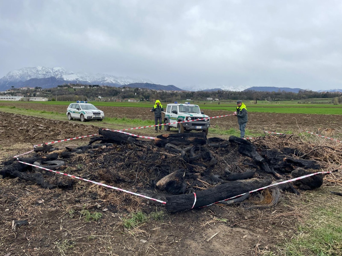 Brucia un cumulo di rifiuti e pneumatici in Friuli: denunciato un uomo - 