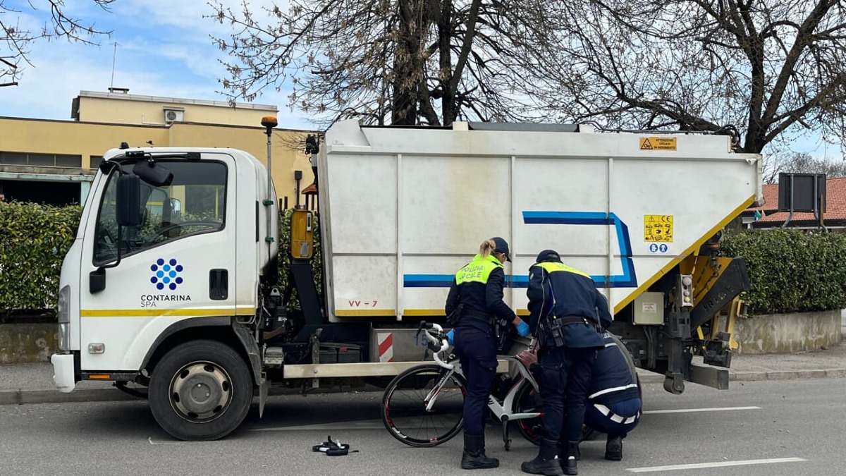 Scontro tra camion della nettezza urbana e bici: ciclista in fin di vita - 
