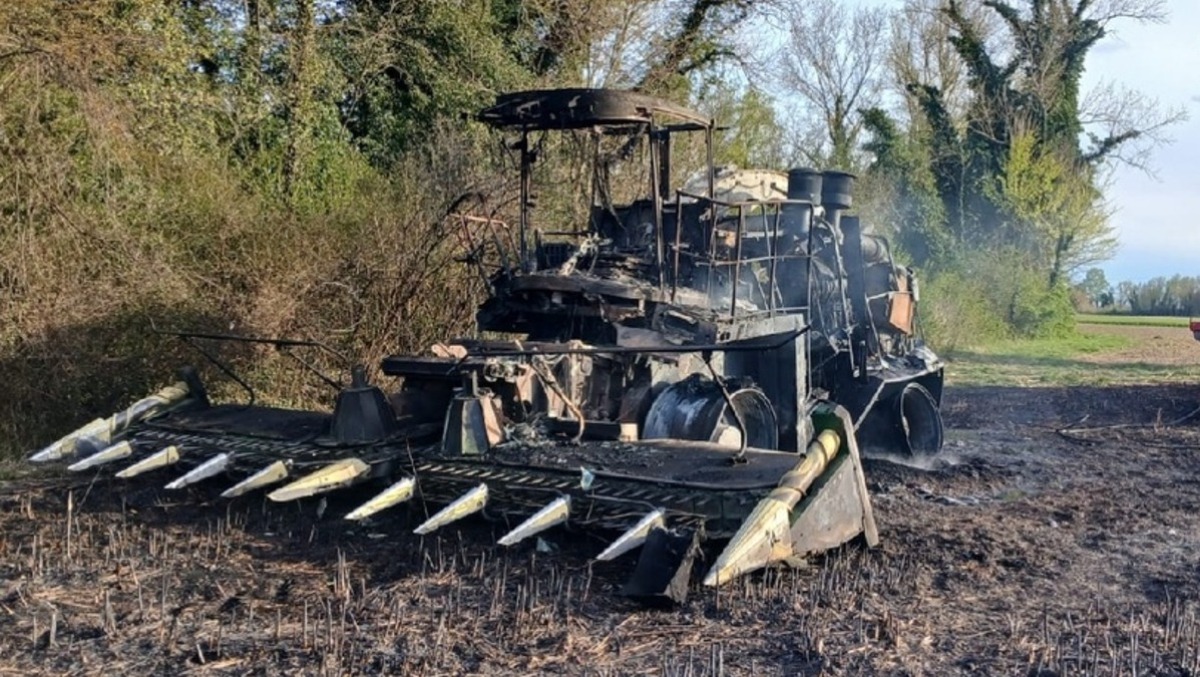 Mietitrebbia innesca l'incendio, fiamme nei campi. Elicotteri in azione per salvare le case