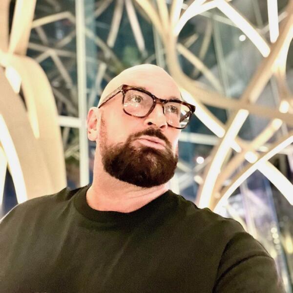 Trieste, arte e colore al DoubleTree: inaugura la mostra “Pulse of Color” di Wolf Sailer