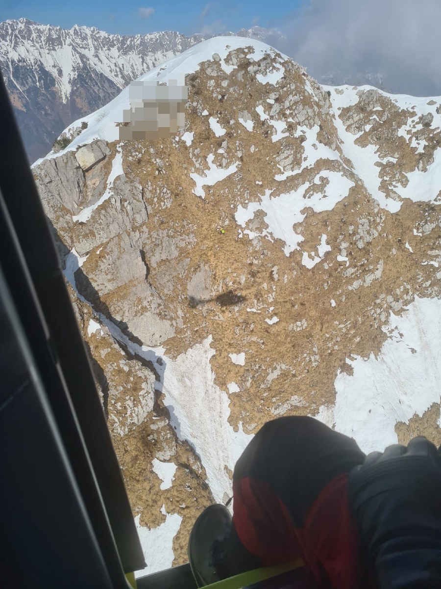  un parapendista in posizione precaria ed esposta