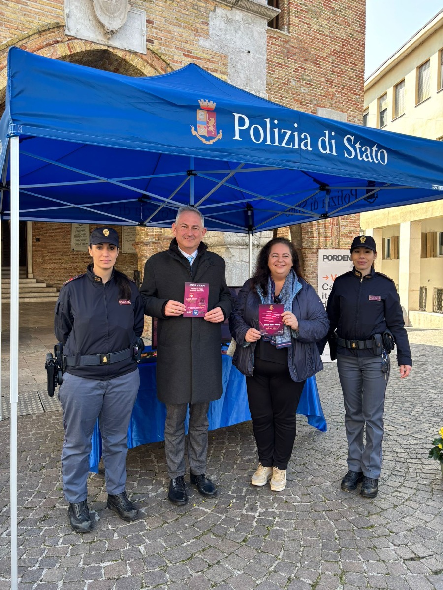stand informativo della Polizia di Stato a Pordenone