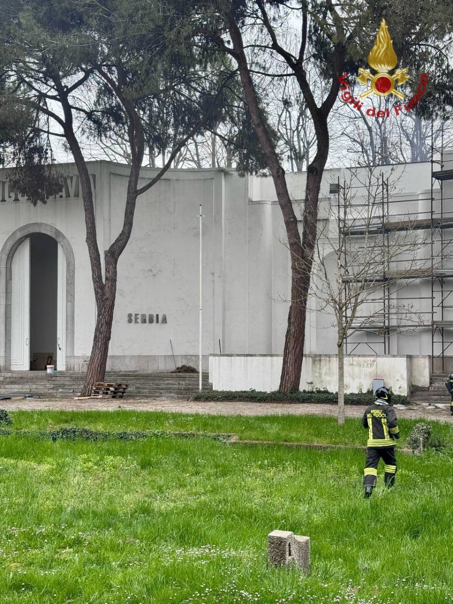 INCENDIO SUL TETTO DEL PADIGLIONE DELLA SERBIA ALLA BIENNALE DI VENEZIA