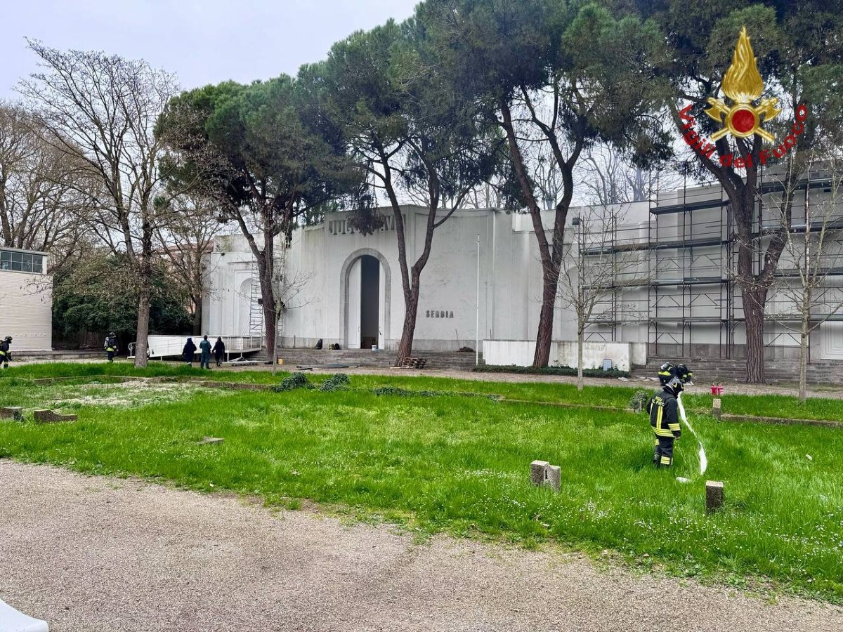 INCENDIO SUL TETTO DEL PADIGLIONE DELLA SERBIA ALLA BIENNALE DI VENEZIA