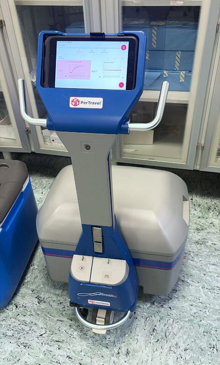 l’immagine del frigorifero utilizzato per il trasporto degli organi. 