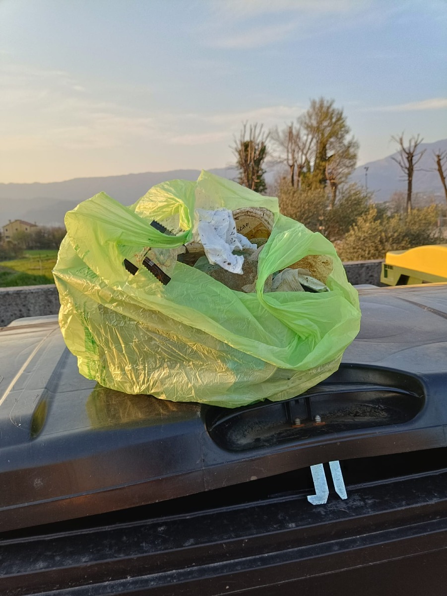 Andrea continua la raccolta dei rifiuti abbandonati a Colle Umberto