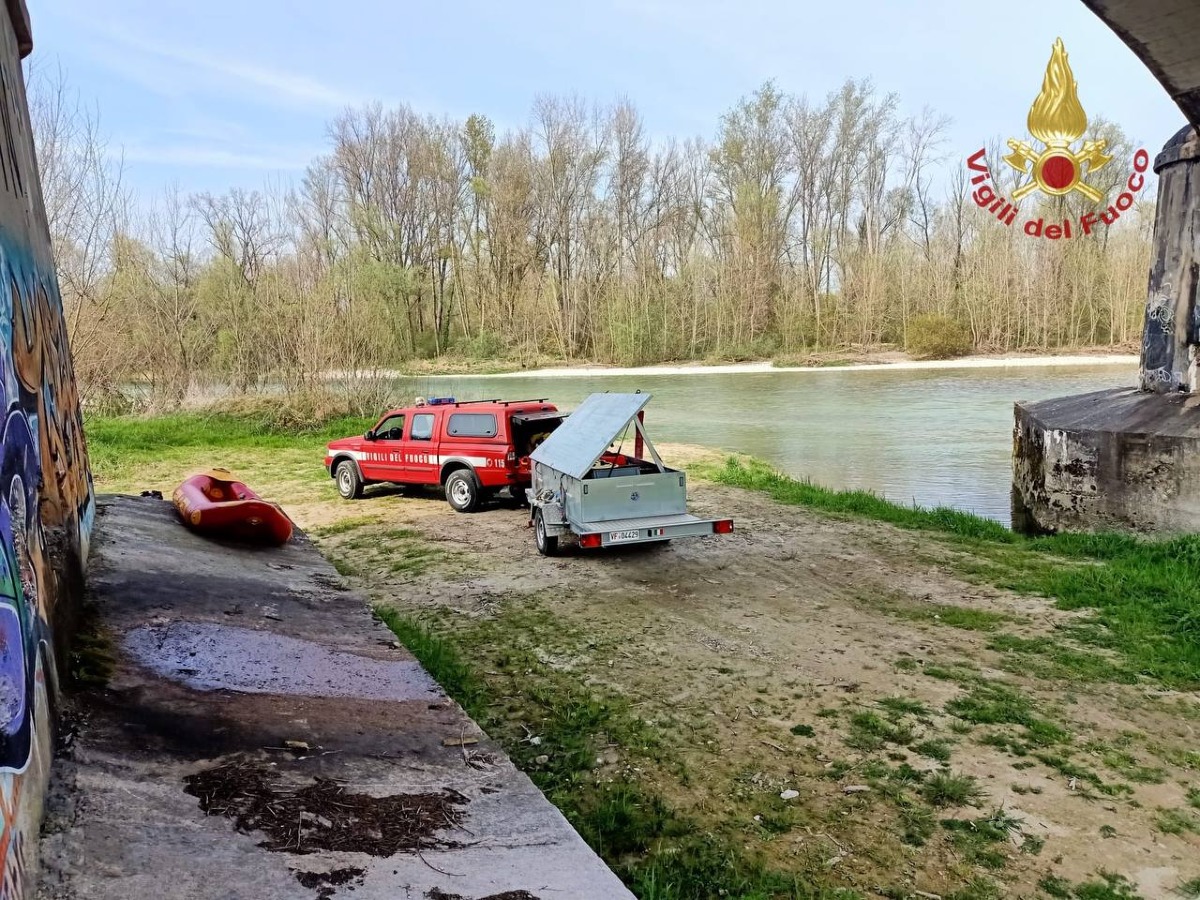 ATTERRAGGIO DI EMERGENZA DI UN ULTRALEGGERO SU UN ISOLOTTO