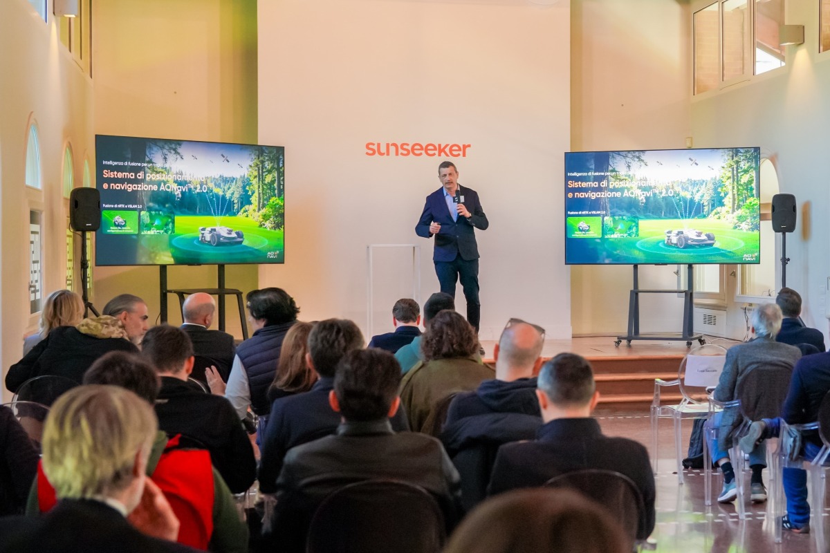 Luca Saccani, Sales Manager of Pratoverde, delivering a product presentation