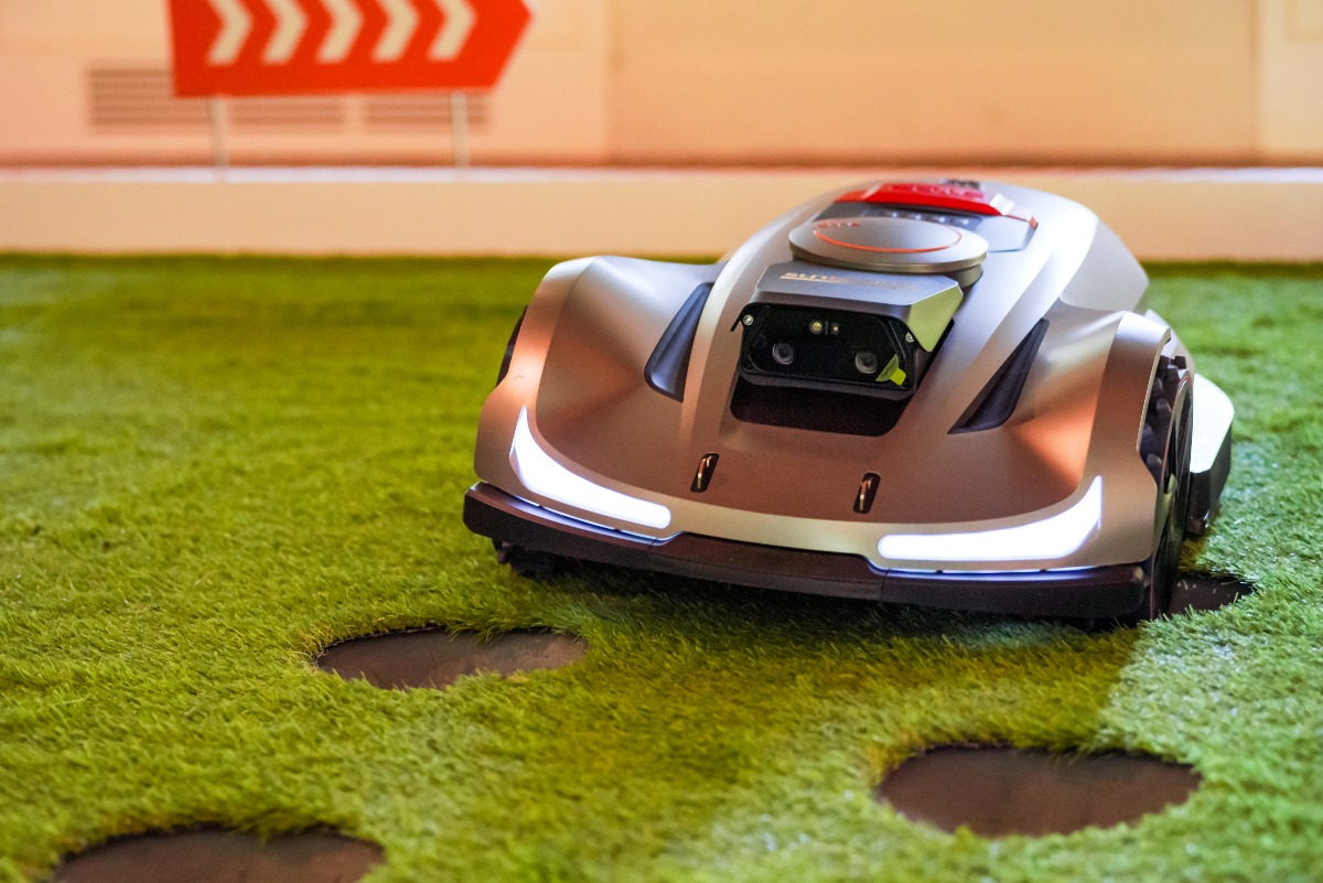 Sunseeker Elite X7 Gen2 navigating potholed terrain