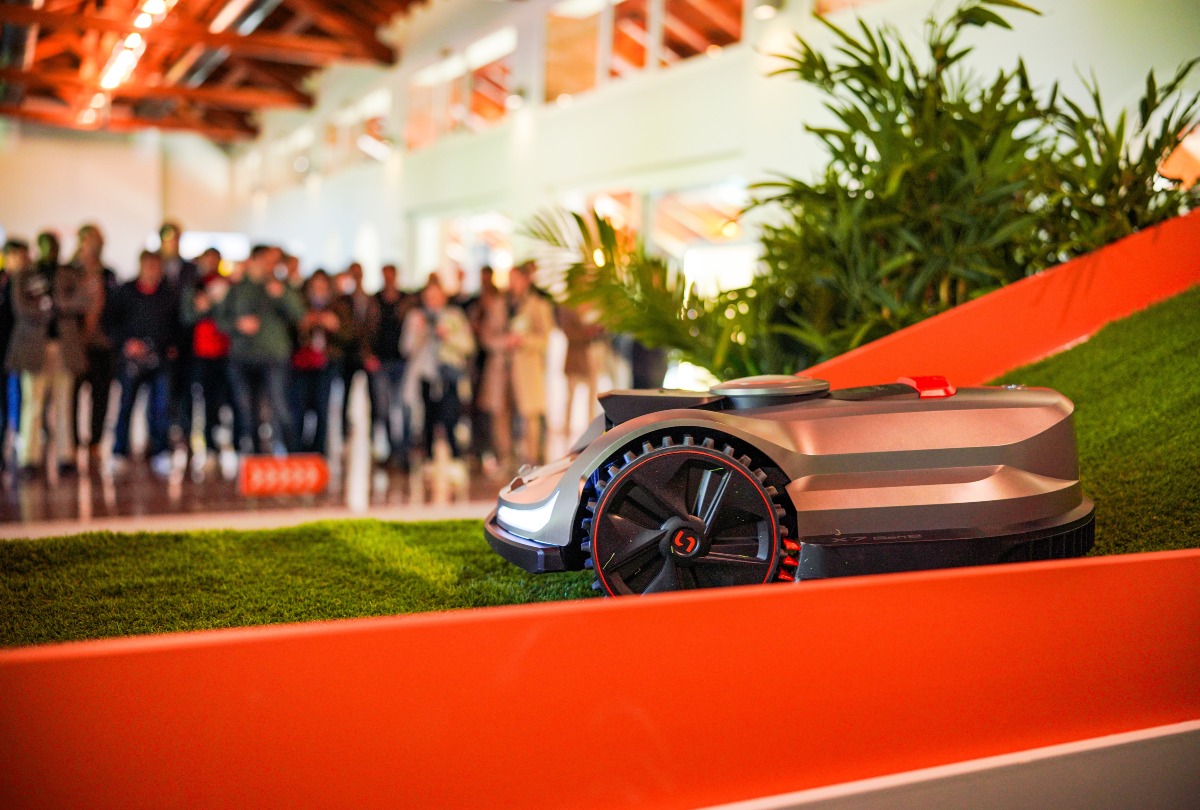 Sunseeker Elite X7 Gen2 demonstrating its climbing capability