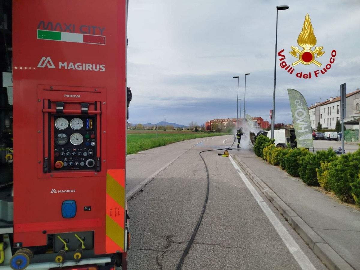 FURGONCINO IN FIAMME AL DISTRIBUTORE