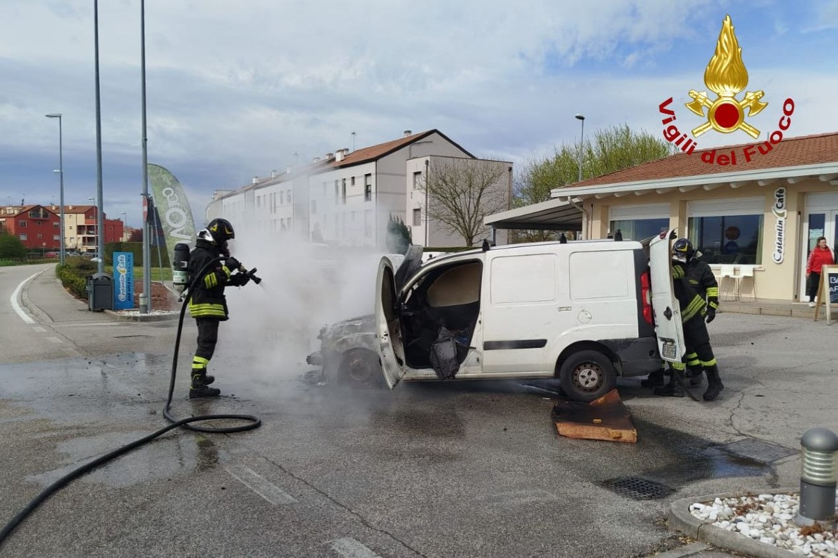 FURGONCINO IN FIAMME AL DISTRIBUTORE
