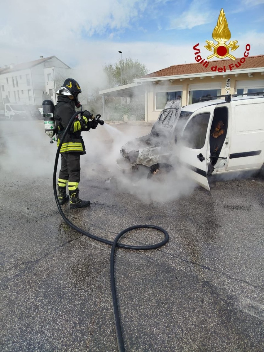 FURGONCINO IN FIAMME AL DISTRIBUTORE