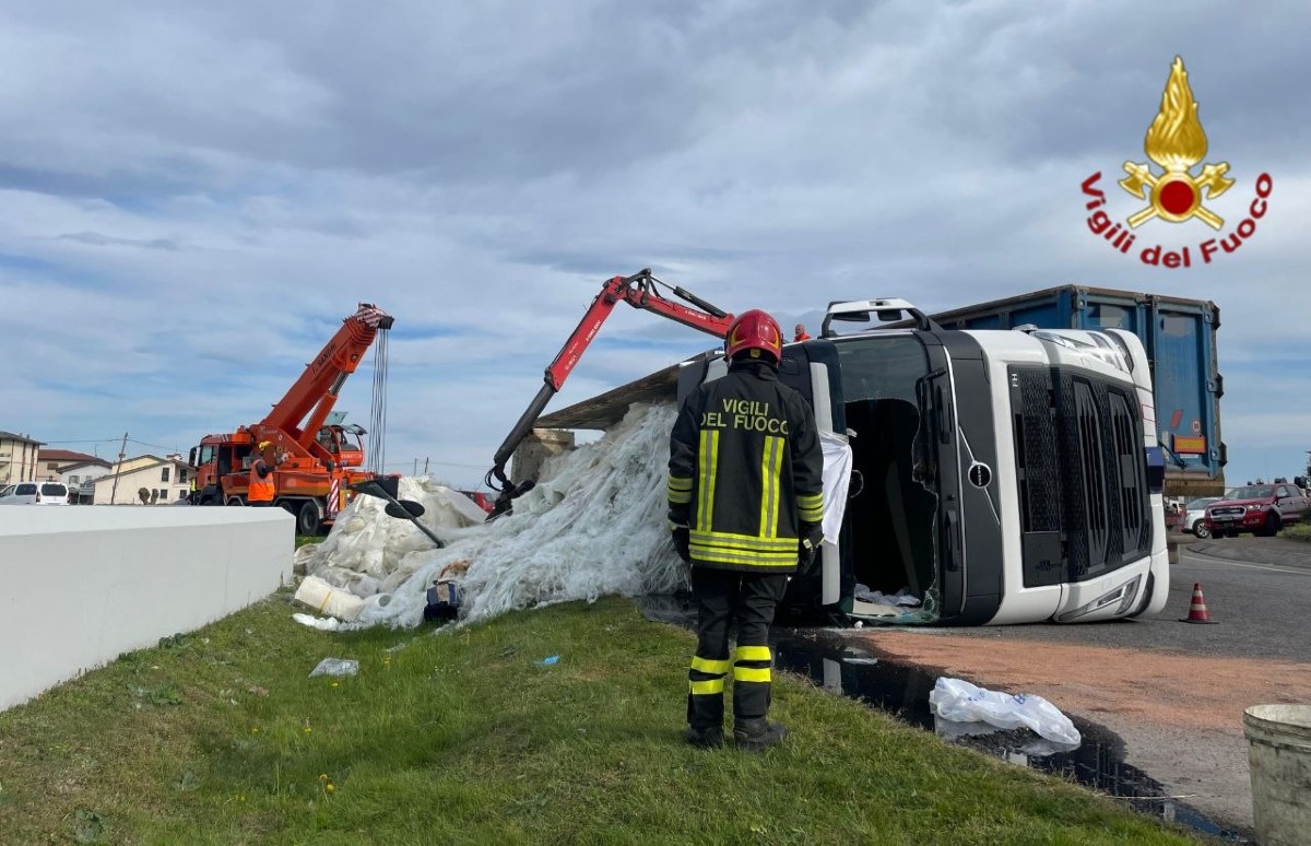 CAMION CARICO SI CAPOVOLGE, CONDUCENTE SALVATO IN EXTREMIS