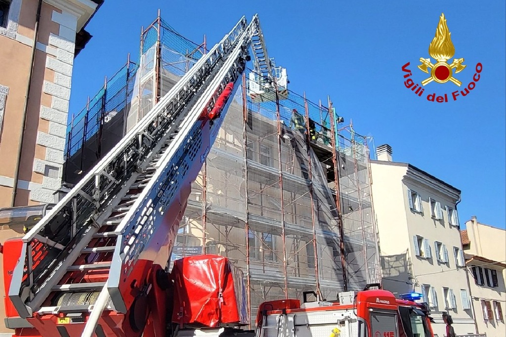 GRADISCA D'ISONZO (GO) - INCENDIO TETTO