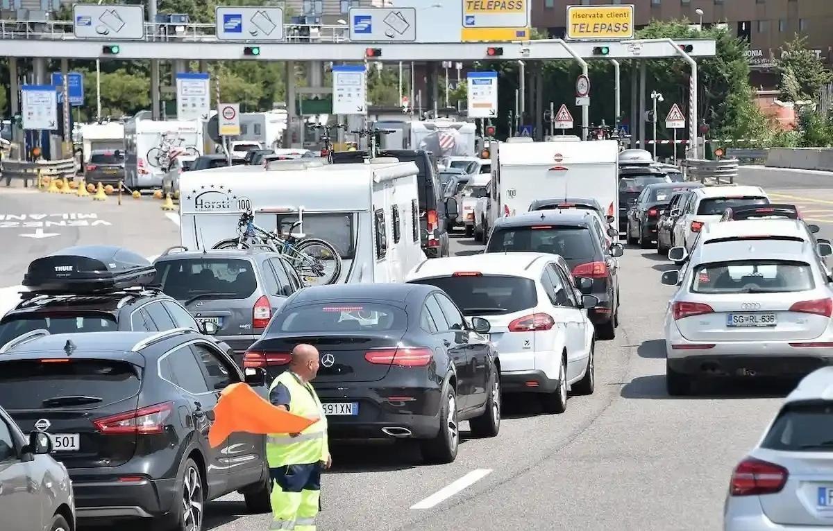 Esodo di Pasqua, traffico da bollino rosso sull'A4: ecco le previsioni - 