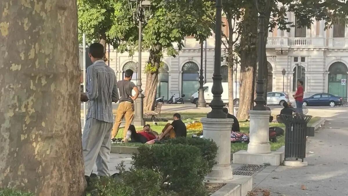 Rissa tra migranti in FVG: due persone accoltellate in piazza - 