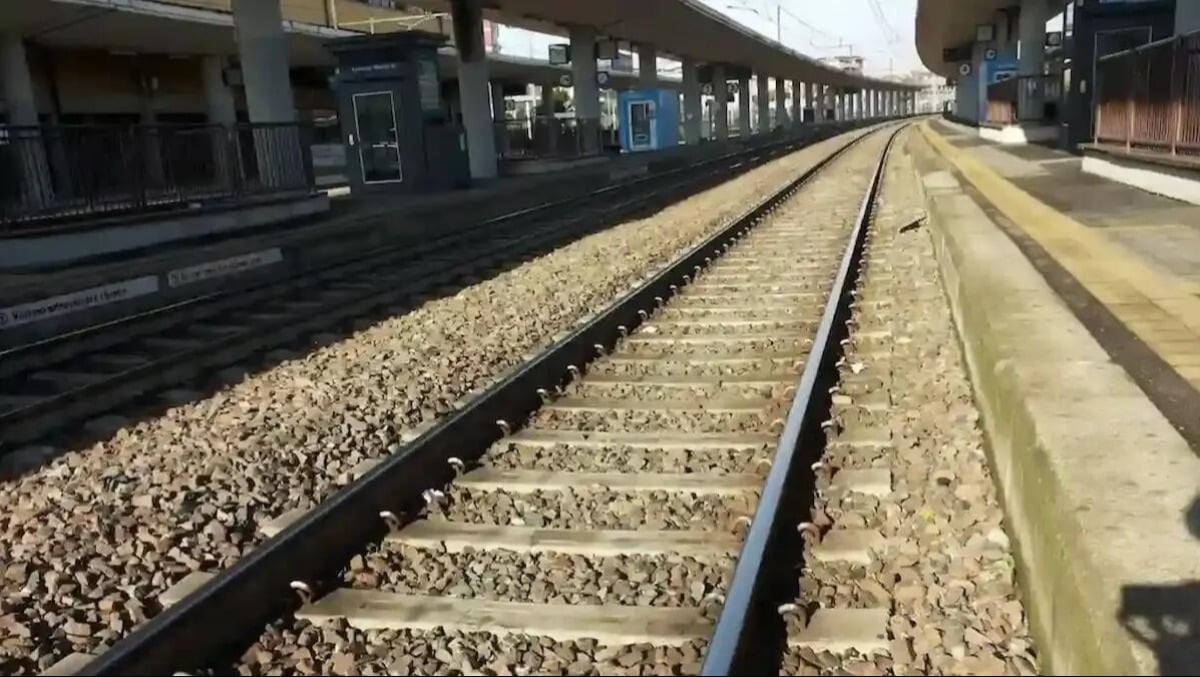 Tragedia sui binari: persona investita da un treno, traffico ferroviario sospeso - 