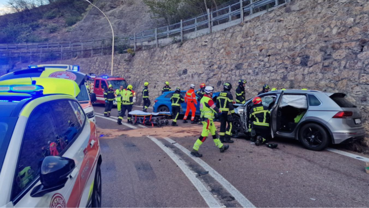 Grave incidente all’ingresso dell’autostrada: due feriti gravi - Le immagini dell'incidente