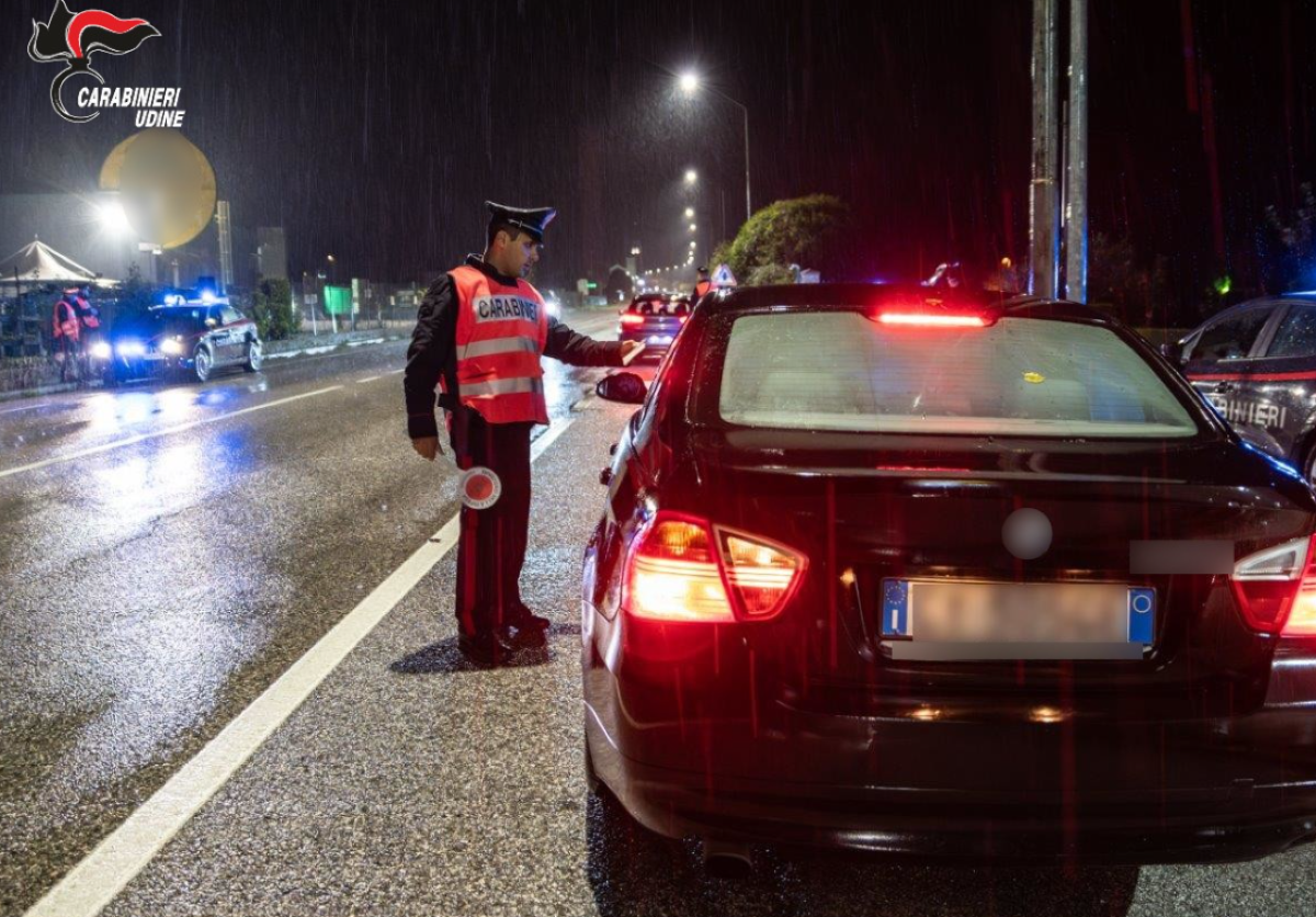 Caos in un bar: i militari intervengono e lui tenta di aggredirli. Cosa è successo a Udine - 