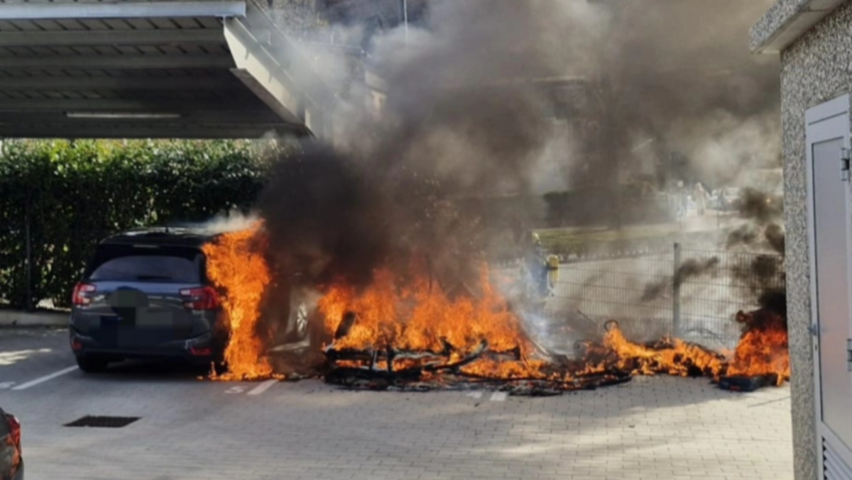 Incendio nel parcheggio del quartiere: due mezzi distrutti dalle fiamme - 